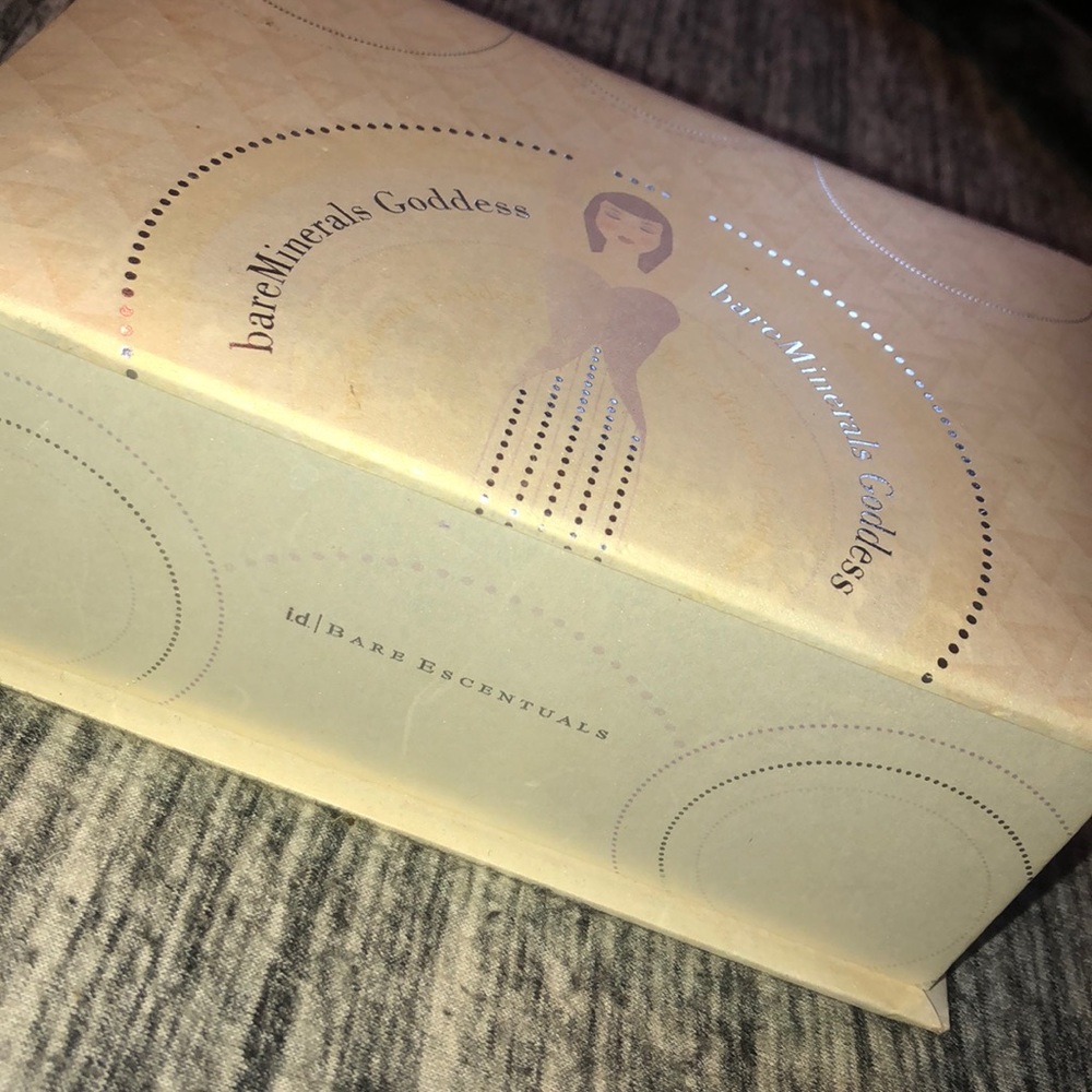 BARE MINERALS x GODDESS BEAUTY BOX